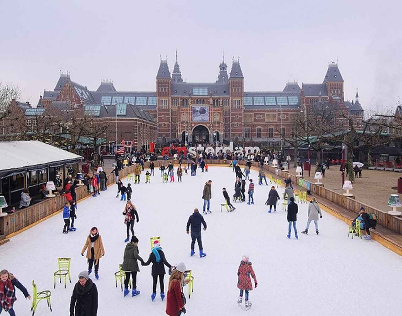 Amsterdã, a capital dos Países Baixos, é uma cidade muito famosa por seus canais pitorescos, arquitetura histórica e rica vida cultural. Conhecida como a "Veneza do Norte," é um centro de arte, abrigando o Museu Van Gogh e a Casa de Anne Frank. Confira os principais pontos turísticos da região:-C messier/Wikimedia Commons