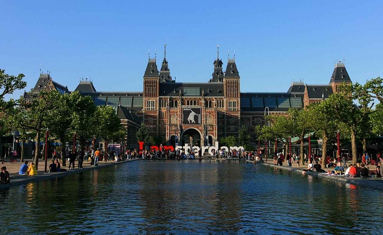 Rijksmuseum - Descrição: Fundado em 1800 e reaberto após uma grande renovação em 2013, o Rijksmuseum é o museu nacional dos Países Baixos, com uma vasta coleção de arte e história, incluindo a icônica pintura "A Ronda Noturna" de Rembrandt - Localização: Praça dos Museus (Museumplein) - Referências Históricas: O museu abriga obras desde a Idade Média até o Século de Ouro Holandês-Marco Almbauer/Wikimedia Commons