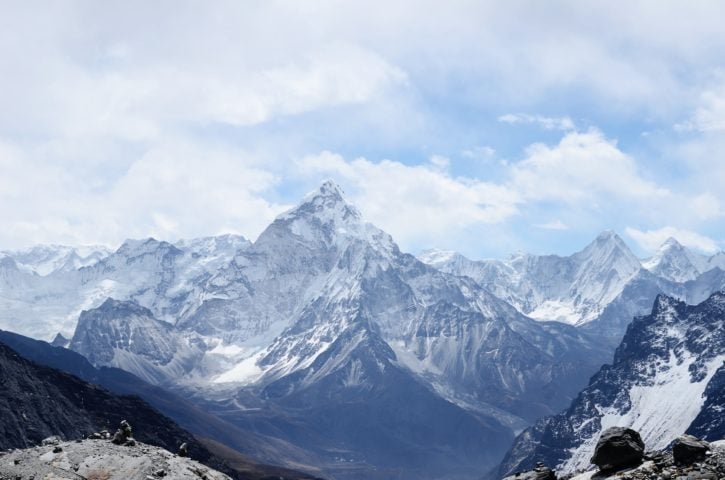 O Nepal é um país de montanhas, com a maior parte do seu território situado nas cordilheiras do Himalaia e do Mahabharata. -Rohit Tandon Unsplash