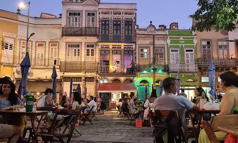 Sexta-feira (19h) - Comer um churrasco no histórico Largo da Prainha. O Largo da Prainha fica na Rua Sacadura Cabral, no sopé do Morro da Conceição, no bairro da Saúde, região central do Rio. E tem muitos bares com música ao vivo. 