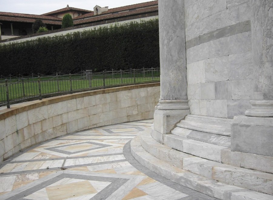 Durante a Segunda Guerra Mundial na campanha da Itália, a Força Expedicionária Brasileira em uma missa na catedral, com a imagem de Nossa Senhora Aparecida, cantaram o hino brasileiro quando se rompeu um forte bombardeio aéreo perpetrado por forças do Eixo.
