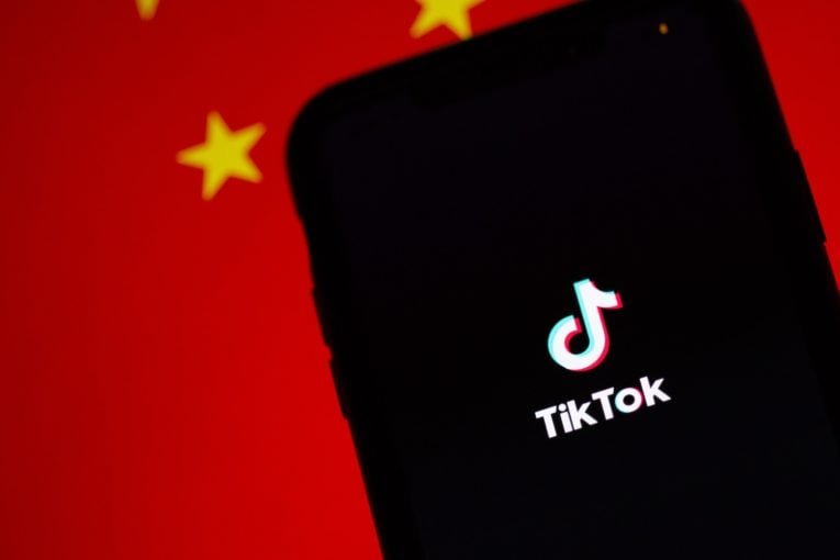 Não é de hoje que o TikTok vem sendo investigado por autoridades globais devido à preocupação de que dados dos usuários possam ser compartilhados com o governo chinês. -Solen Feyissa/Unsplash