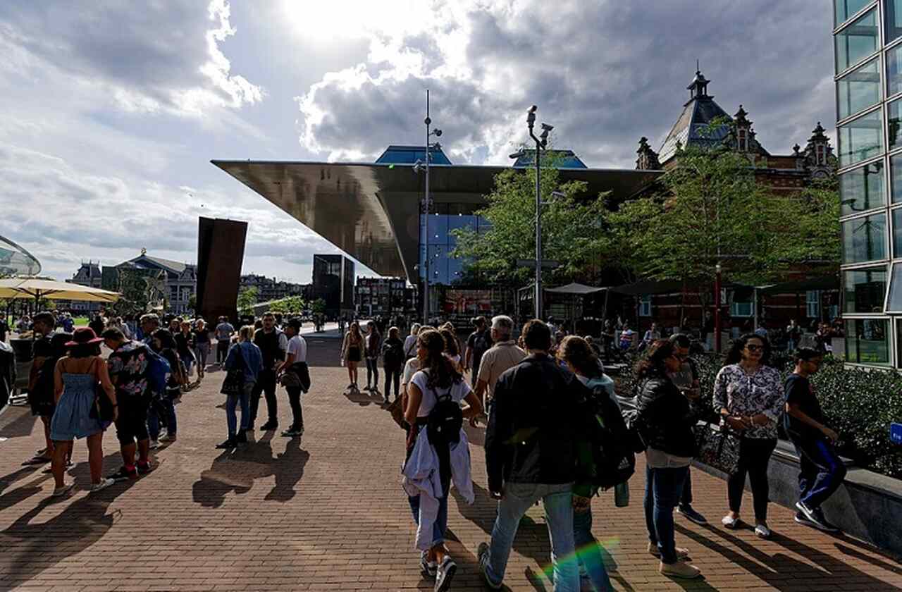 Museu Van Gogh (Van Gogh Museum) - Descrição: Inaugurado em 1973, o Museu Van Gogh abriga a maior coleção de obras de Vincent van Gogh, incluindo mais de 200 pinturas e 500 desenhos, oferecendo uma profunda visão da vida e obra do artista - Localização: Praça dos Museus (Museumplein) - Referências Históricas: Vincent van Gogh, um dos pintores mais influentes da história, viveu entre 1853 e 1890-Txllxt TxllxT/Wikimedia