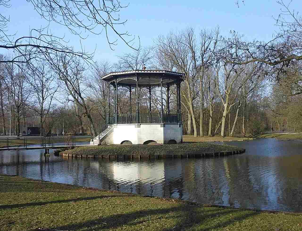 Vondelpark - Descrição: Inaugurado em 1865, o Vondelpark é o parque mais famoso de Amsterdã, popular entre moradores e turistas para passeios, piqueniques e eventos culturais ao ar livre - Localização: Distrito de Oud-Zuid - Referências Históricas: Nomeado em homenagem ao poeta e dramaturgo holandês Joost van den Vondel-Expatiatrix/Wikimedia Commons
