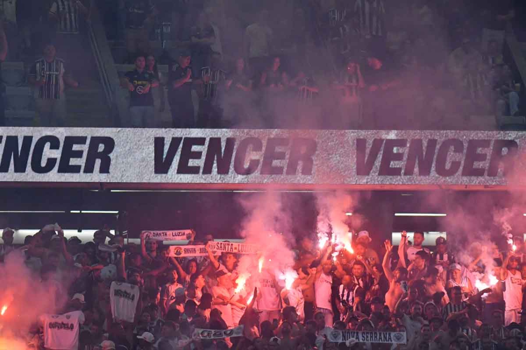 Uso de sinalizadores pela torcida do Atlético contra o River Plate, na Arena MRV, pela Copa Libertadores, provocou a perda do mando de campo do time mineiro contra o Deportes Iquique-CHI - (crédito: Alexandre Guzanshe/EM/D.A Press – 22/10/24) Uso de sinalizadores pela torcida do Atlético contra o River Plate, na Arena MRV, pela Copa Libertadores, provocou a perda do mando de campo do time mineiro contra o Deportes Iquique-CHI - (crédito: Alexandre Guzanshe/EM/D.A Press – 22/10/24)