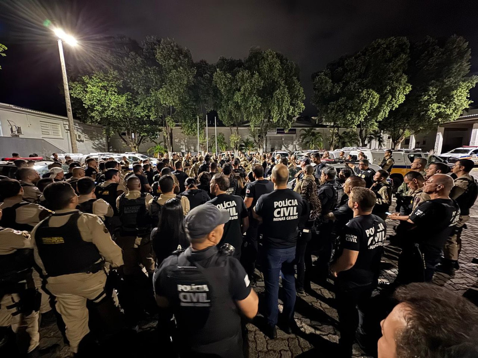 Policiais relizaram concentração ainda durante a madrugada desta quarta-feira (9/4) -  (crédito: PCMG)