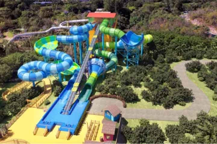 Xpirado:  Localizado em Rio Quente, Goiás, no parque aquático Hot Park, esse toboágua tem a altura é de 32 metros e apresenta uma hélice, seguido por uma queda inclinada e um longo escorregador de 142 metros de comprimento. -Toboágua Xpirado, Goiás - Toboáguas - Divulgação