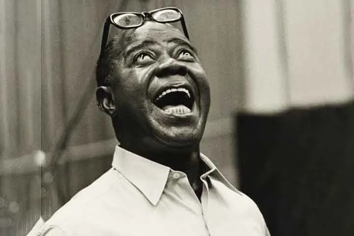 Com sua voz de timbre único e carisma singular, o trompetista conquistou seu primeiro Grammy aos 63 anos. Em 1967, lançou ‘What a Wonderful World”, canção que o projetou mundialmente. 
