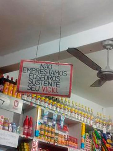 "NÃ£o emprestamos fÃ³sforo. Sustente seu vÃ­cio" - Um incentivo contra o fumo. Nem adianta pedir 