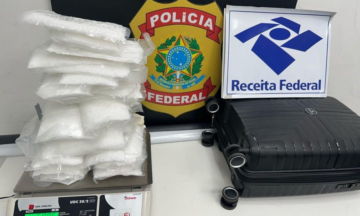 A operação encontrou três quilos da droga com cada passageiro -  (crédito: Polícia Federal/Divulgação)
