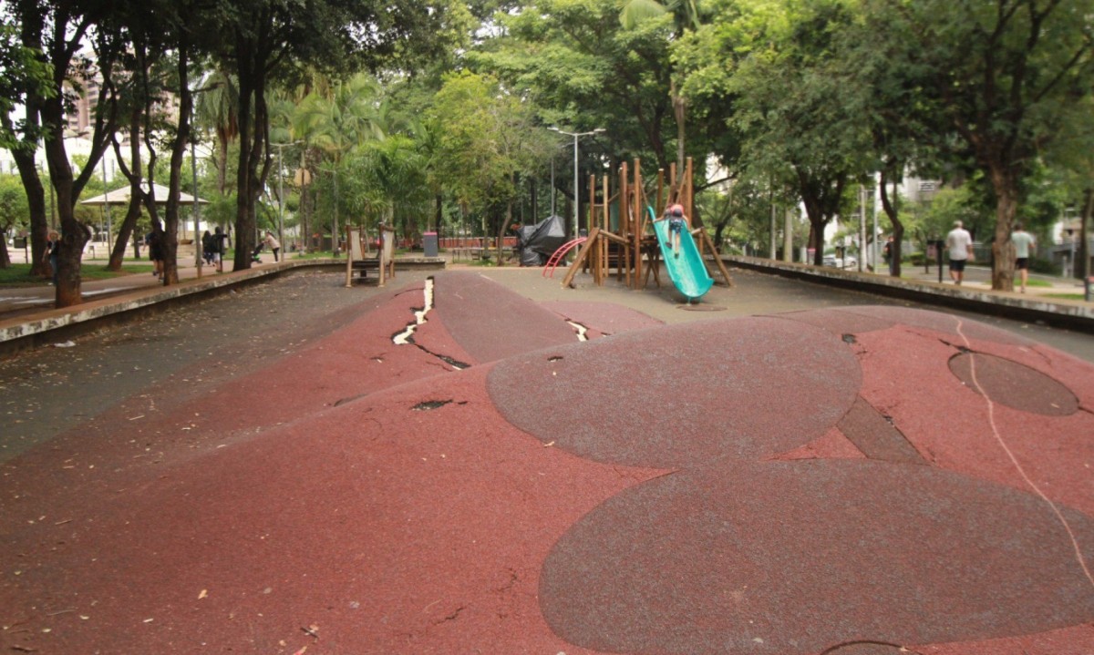 Piso emborrachado do playground da praça está rachado em diversas partes Piso emborrachado do playground da praça está rachado em diversas partes