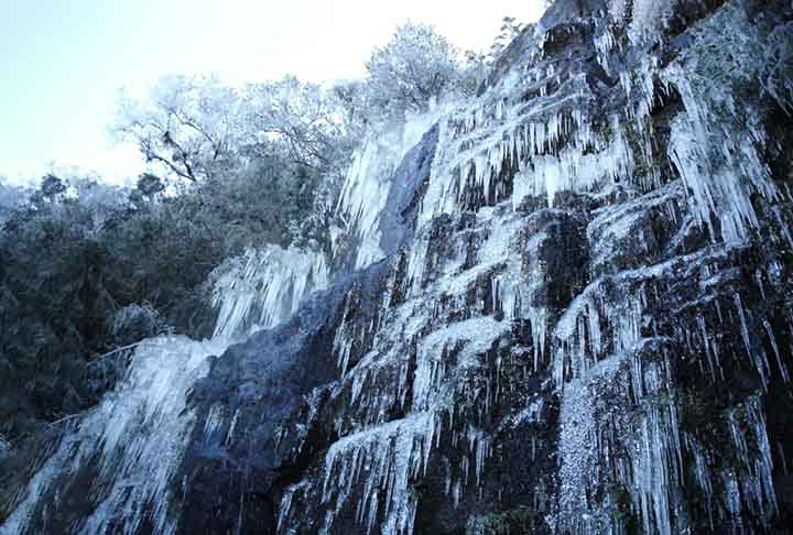 JÃ¡ a cascata que congela Ã© uma pequena queda dâ??Ã¡gua, que fica a 1.580 metros de altitude. A atraÃ§Ã£o chama a atenÃ§Ã£o pelo visual, e fica a 700 metros do Morro das Antenas.