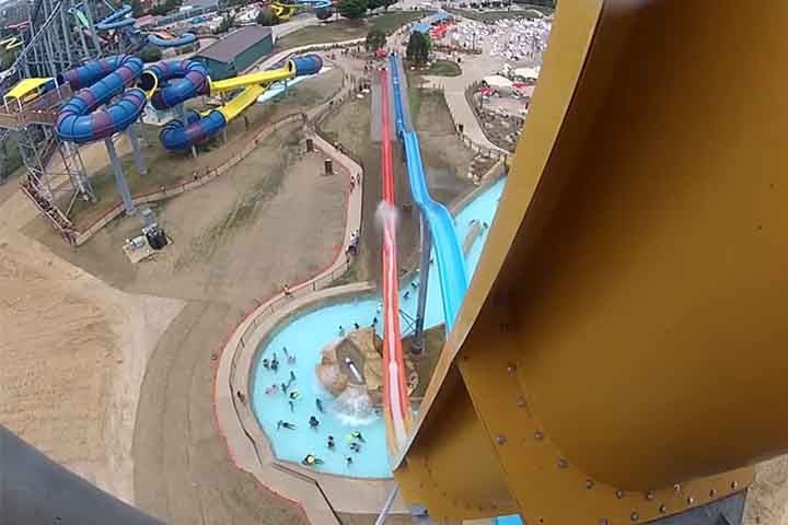 É o mais alto de inclinação de corpo da América do Norte, e o mais alto de inclinação de cápsula de parcela do mundo. São 70 graus de inclinação. E foi inaugurado com a reabertura do parque de diversões em maio de 2014.