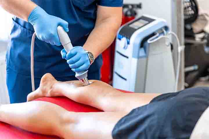 Entre eles, estão dor, vermelhidão ou inchaço na região afetada e, nos casos mais graves, complicações como infarto ou Acidente Vascular Cerebral (AVC).