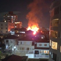 BH: incêndio atinge loja, ameaça casas e mobiliza 9 viaturas dos bombeiros - CBMMG
