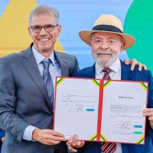 Por que a comunicação do governo Lula torna invisível as pautas raciais? 