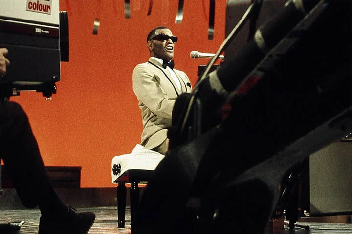 Ray Charles - Cantor e pianista nascido na Geórgia, perdeu a visão aos seis anos devido a um glaucoma, o que não impediu de desenvolver seu talento musical em diversos instrumentos. Aprendeu a ler e escrever música em braile e seu canto teve influência de Nat King Cole. 

