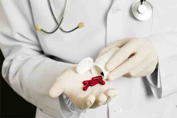 O objetivo do tratamento é impedir o avanço do trombo e evitar complicações. Assim, os anticoagulantes são medicamentos que evitam a formação de novos coágulos e estabilizam os já existentes.
