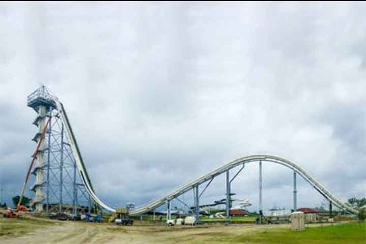 ApÃ³s a inauguraÃ§Ã£o em julho de 2014, o Verruckt se tornou o maior toboÃ¡gua do mundo. Esta inclinaÃ§Ã£o permite apenas jangadas de 3 pessoas e pode chegar atÃ© 104,6 km/h 
