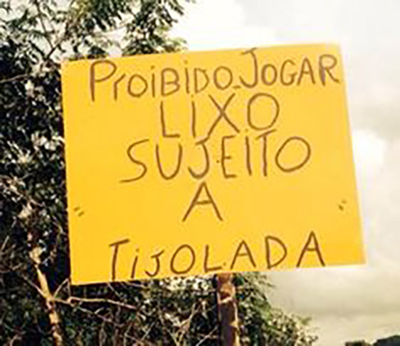 "Proibido jogar lixo. Sujeito a tijolada" - Melhor não arriscar, não é mesmo?