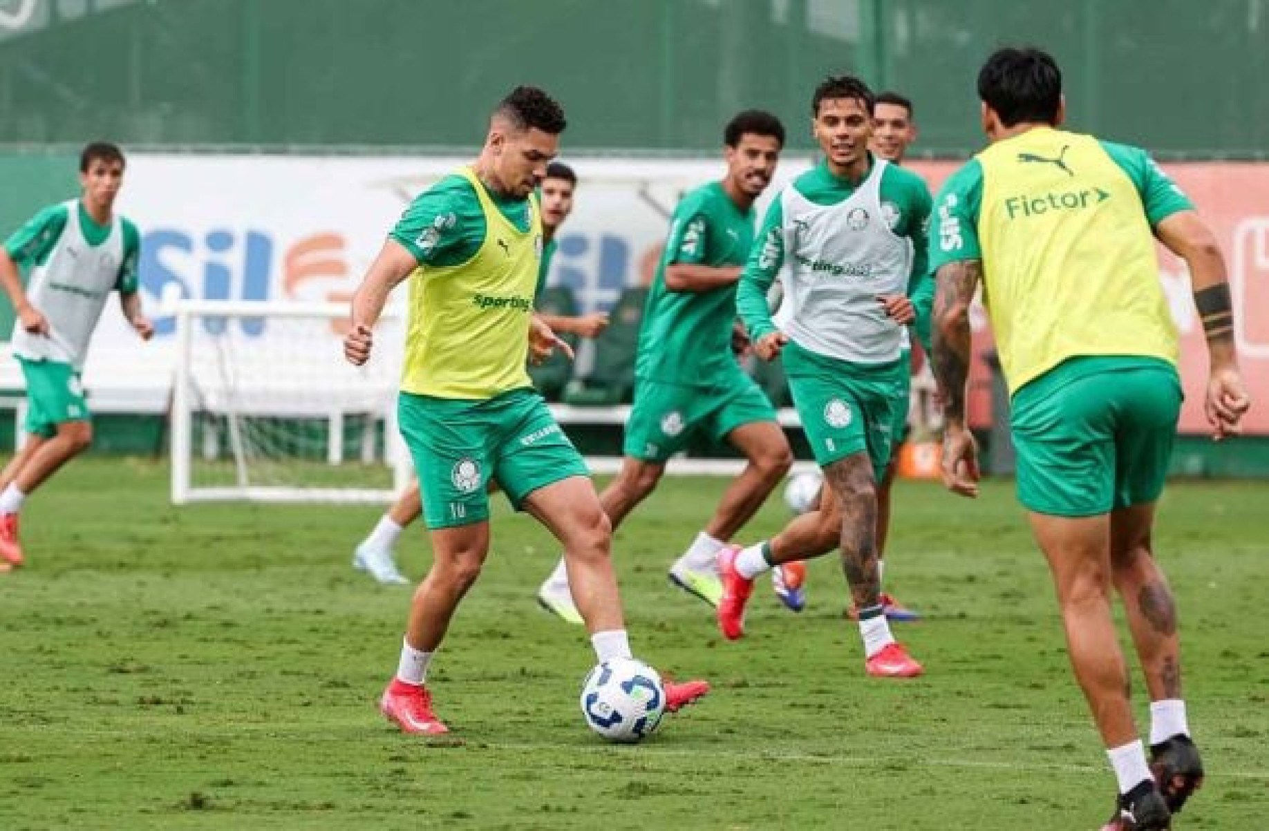 Paulinho será relacionado pela primeira vez para clássico contra o Corinthians
