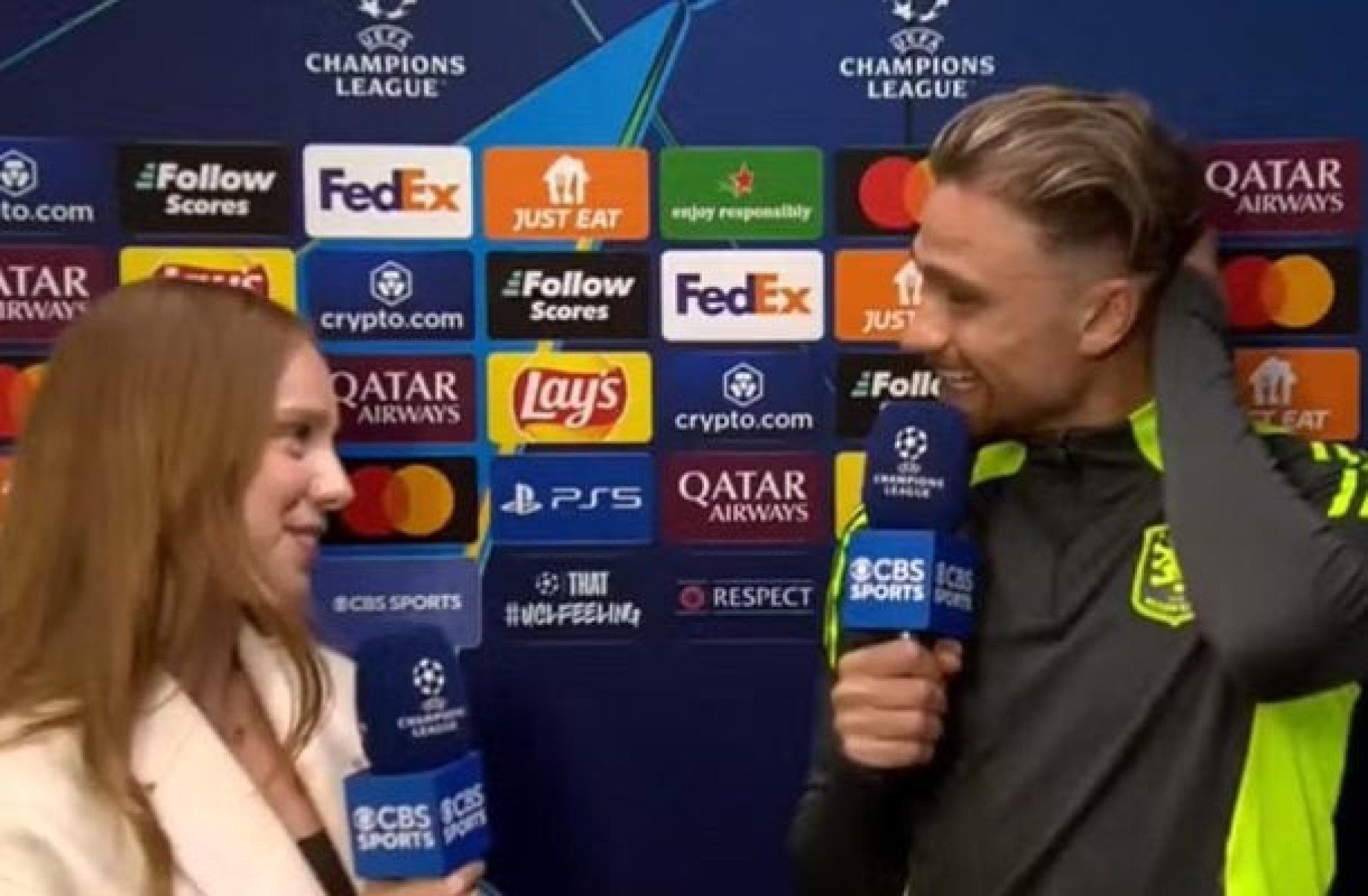 Jogador do Aston Villa protagoniza momento ‘fofura’ com a irmã após jogo