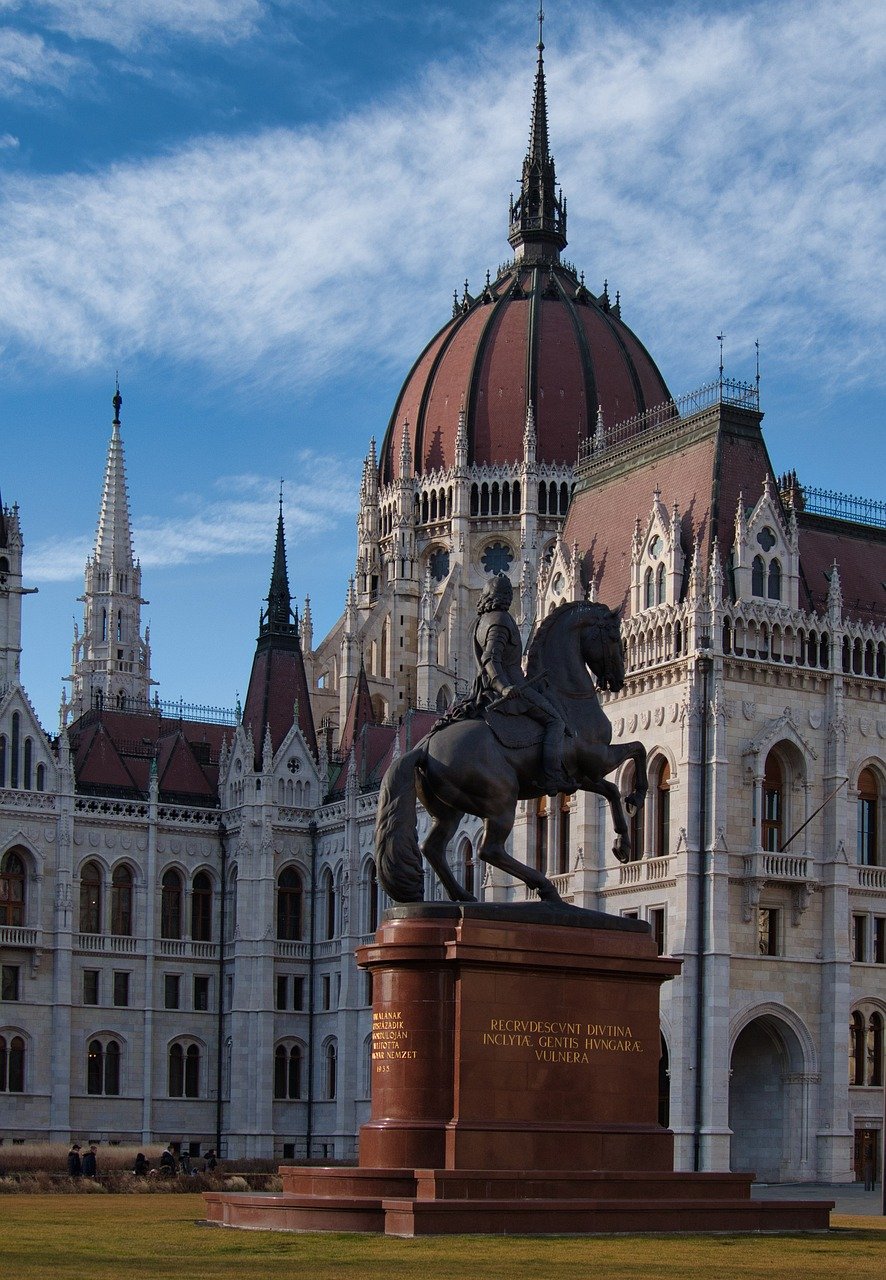 PalÃ¡cio do Parlamento, (Budapeste, Hungria)- A cÃºpula do edifÃ­cio gÃ³tico-renascentista Ã© um dos marcos de Budapeste, com impressionante simetra. O interior da cÃºpula tem vitrais coloridos, estÃ¡tuas de antigos governantes e herÃ³is hÃºngaros, alÃ©m de ornamentos em ouro. 
