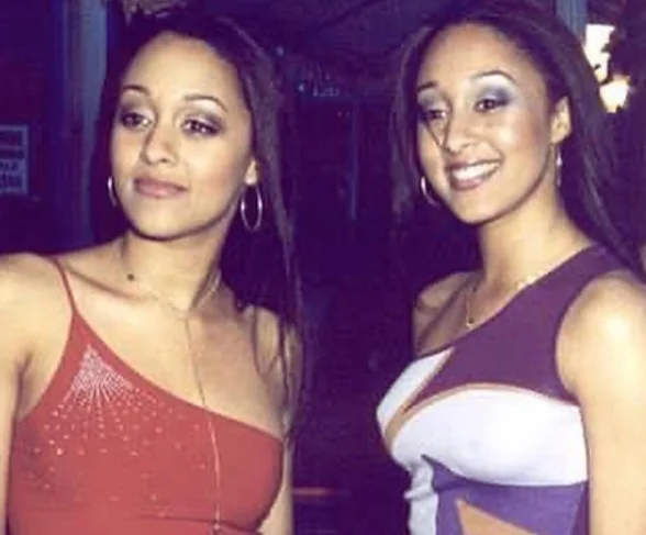Tia Mowry e Tamera Mowry - A dupla é uma das que mais se destacam pela semelhança. As atrizes já atuaram juntas no filme "Twitches". Como saber quem é quem? 