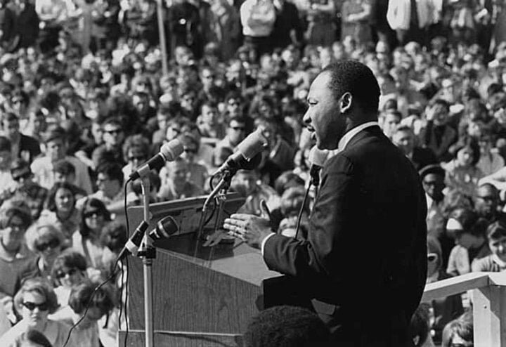 Martin Luther King foi assassinado com um tiro no dia 4 de abril de 1968 na sacada de um hotel em Memphis, no Tennessee. Acusado de ter feito o disparo, James Earl Ray foi condenado a 99 anos de detenção - ele morreu em 1998, aos 70 anos.
