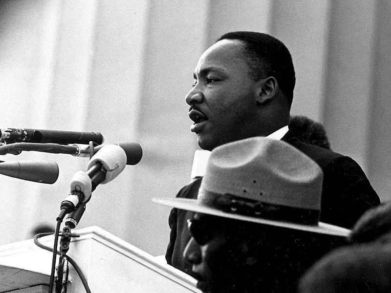 Nos anos 60, quando o fato aconteceu, os Estados Unidos viviam sob forte segregação racial e eram raros os estabelecimentos de ensino que permitiam pessoas de famílias negras estudando com brancos. 
