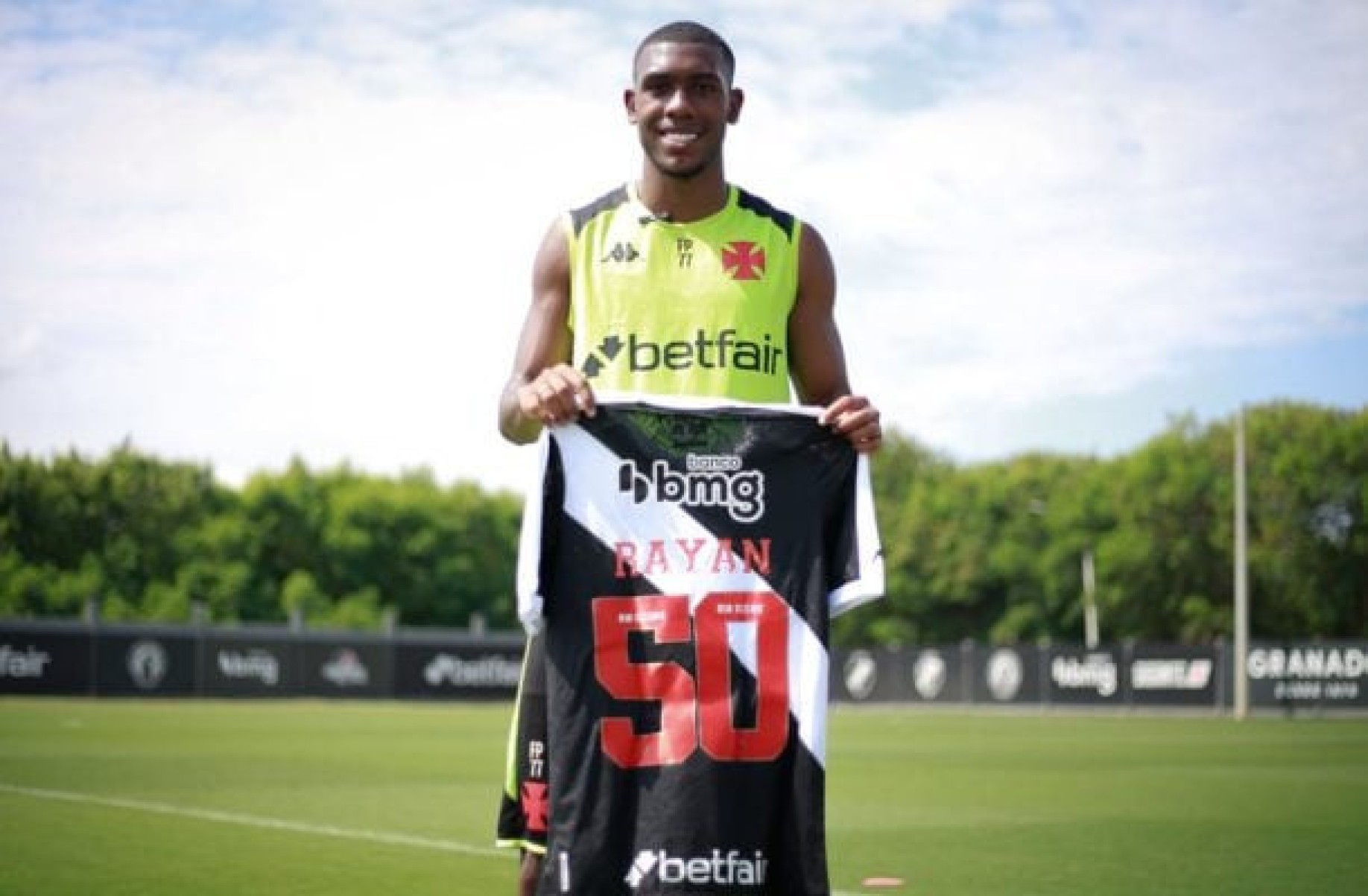 Vasco presenteia Rayan, que completa 50 jogos no clube