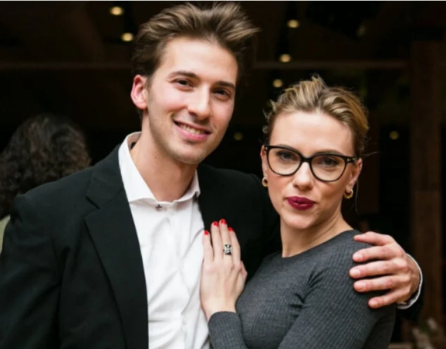 Scarlett Johansson e Hunter Johansson  - Atriz de sucesso em Hollywood, Scarlett Johansson tem um irmão gêmeo: Hunter. Ele atuou no filme "Meninas de Ninguém", mas optou por investir na carreira de modelo. Ela tem vasta filmografia e encarna a Viúva Negra no universo da Marvel. 