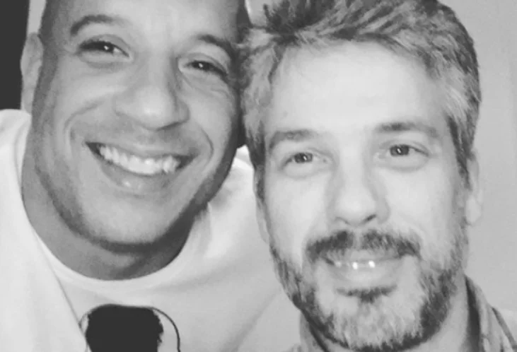 Vin Diesel e Paul Vicent - Apesar de não se parecerem tanto nos dias atuais, Vin Diesel e Paul Vicent são gêmeos. O ator de Hollywood disse em entrevistas que seu irmão lembra mais o falecido ator Paul Walker, que foi seu parceiro nos filmes da franquia "Velozes e Furiosos". 