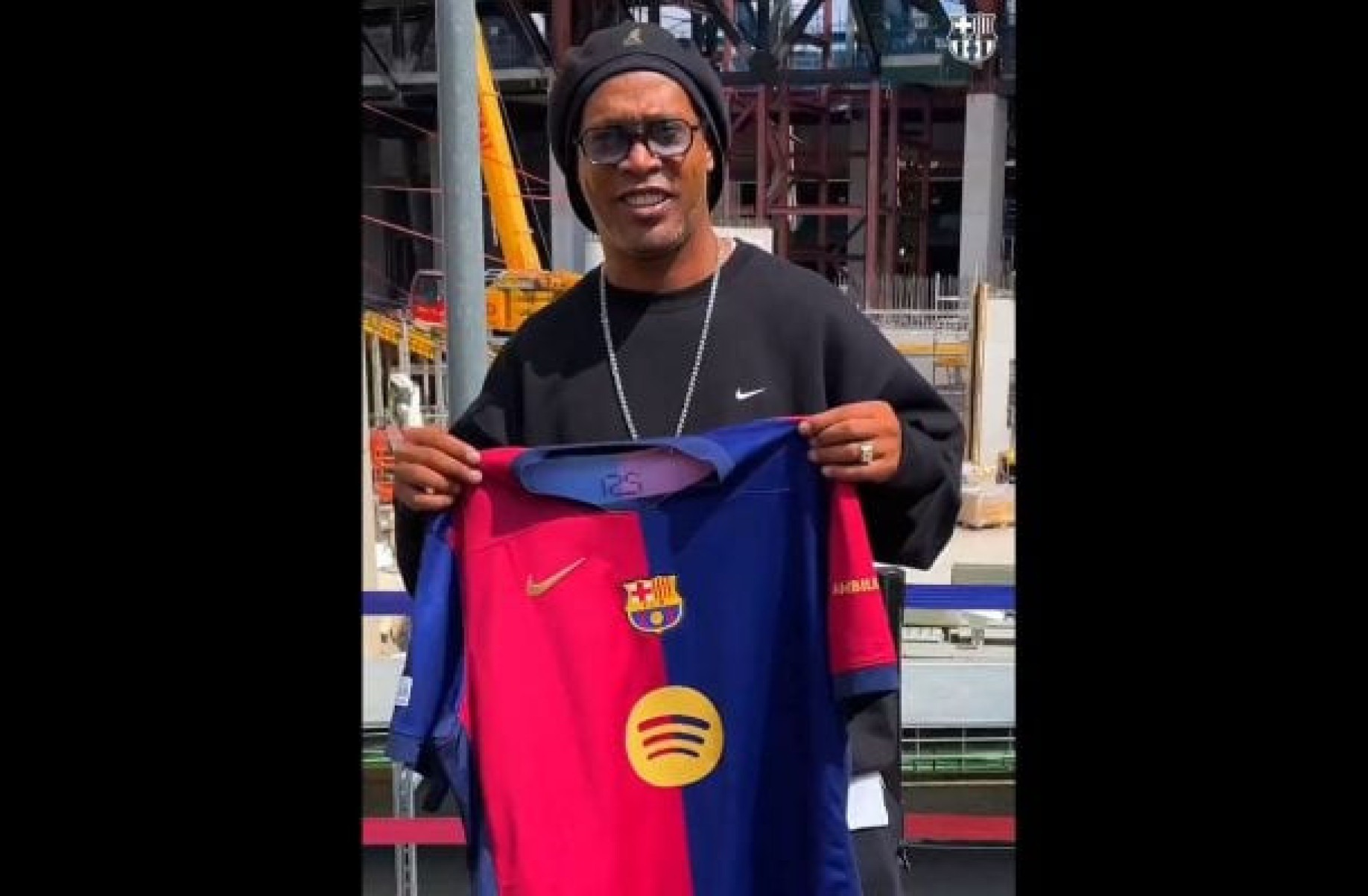 Rolê aleatório? Ronaldinho visita obras de estádio europeu Rolê aleatório? Ronaldinho visita obras de estádio europeu