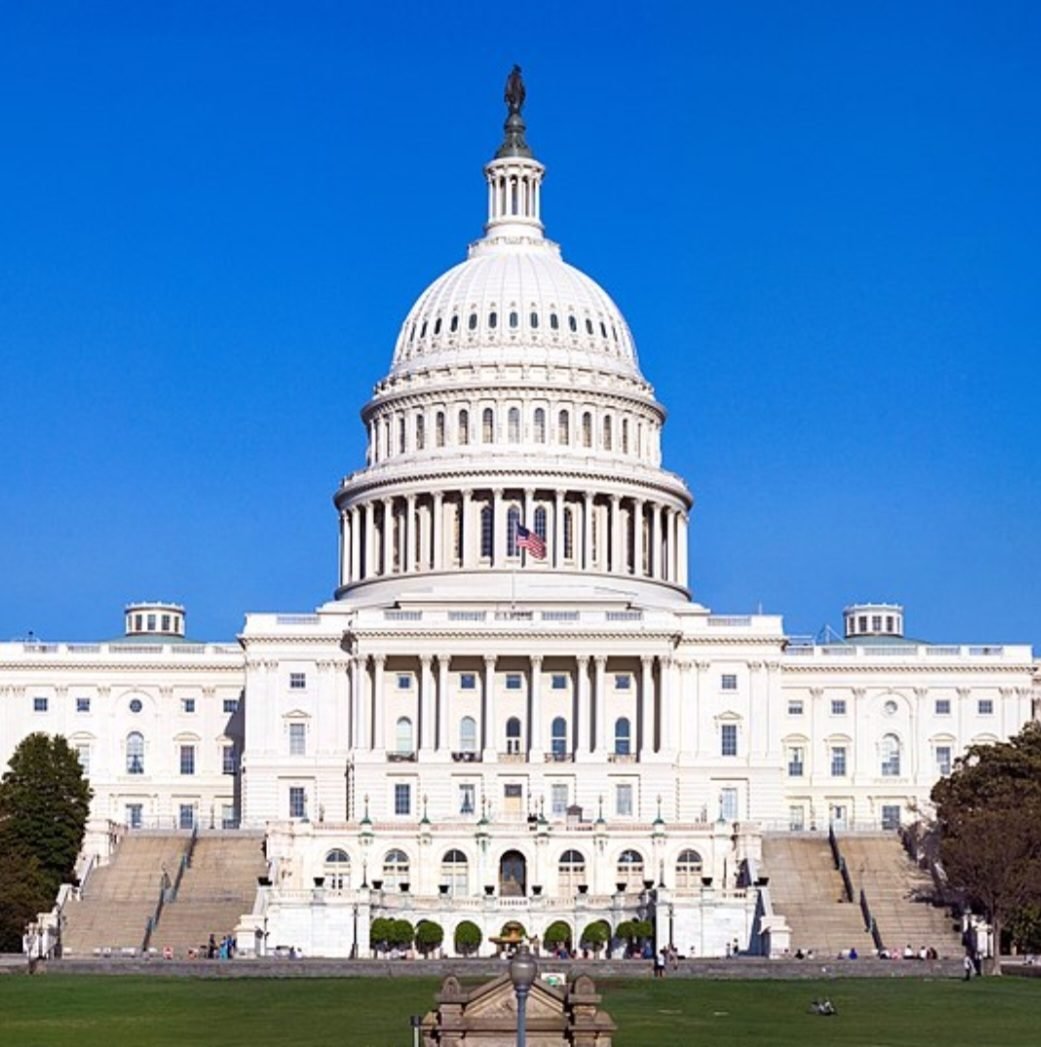 Cúpula do Capitólio dos Estados Unidos (Washington, D.C.) - A cúpula neoclássica é um símbolo importante da arquitetura americana e fica na sede do Congresso dos EUA,  representando o poder e a democracia. É conhecida pela elegância, pela estátua "Freedom" no topo e pela presença dominante no horizonte de Washington D.C