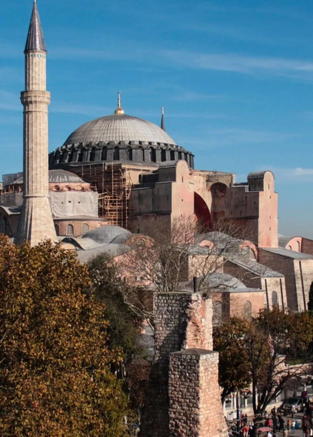 Hagia Sophia (Istambul, Turquia) - Originalmente uma igreja bizantina, depois uma mesquita e agora um museu, a Hagia Sophia possui uma cúpula monumental que parece flutuar acima do seu enorme espaço interno, um feito impressionante de engenharia para sua época.