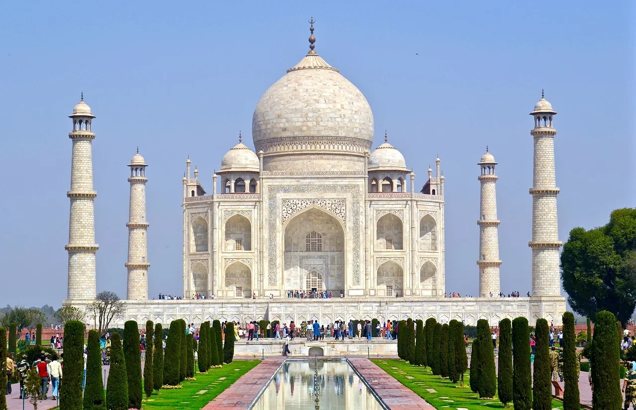 Taj Mahal  (Agra, Índia) - 
A cupula de mármore branco do Taj Mahal, em forma de cebola,  é uma das mais famosas do mundo, com proporções harmoniosas e delicadas. Ela é adornada com ornamentos intrincados, pedras preciosas e tem uma simetria perfeita que valoriza ainda mais o mausoleú. 