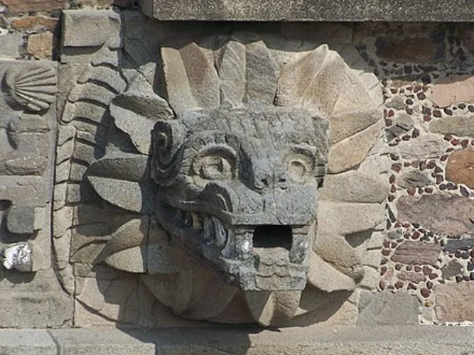 Entre esses povos, existia a Quetzalcoatl, que era uma divindade na cultura e literatura mesoamericanas e significa "serpente emplumada" ou "serpente de penas quetzal". A adoração de uma Serpente Emplumada foi documentada pela primeira vez no Teotihuacan no primeiro século a.C .