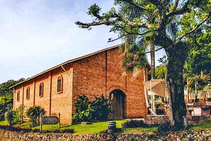 A CristÃ³foli, em Bento GonÃ§alves (RS), oferece experiÃªncias sazonais Ãºnicas, como o piquenique sobre edredom entre os parreirais ou a tradicional pisa da uva, com mÃºsica e danÃ§a. A pisa ocorre entre janeiro e marÃ§o, como parte do Entardecer na Vindima.-DivulgaÃ§Ã£o