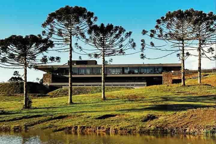 Na fria Serra Catarinense, em Bom Retiro (SC), a Vinícola Thera encanta com sua arquitetura moderna integrada à natureza. Os vinhos de altitude, como chardonnay e pinot noir, podem ser degustados em visitas guiadas.-Instagram @vinicolathera