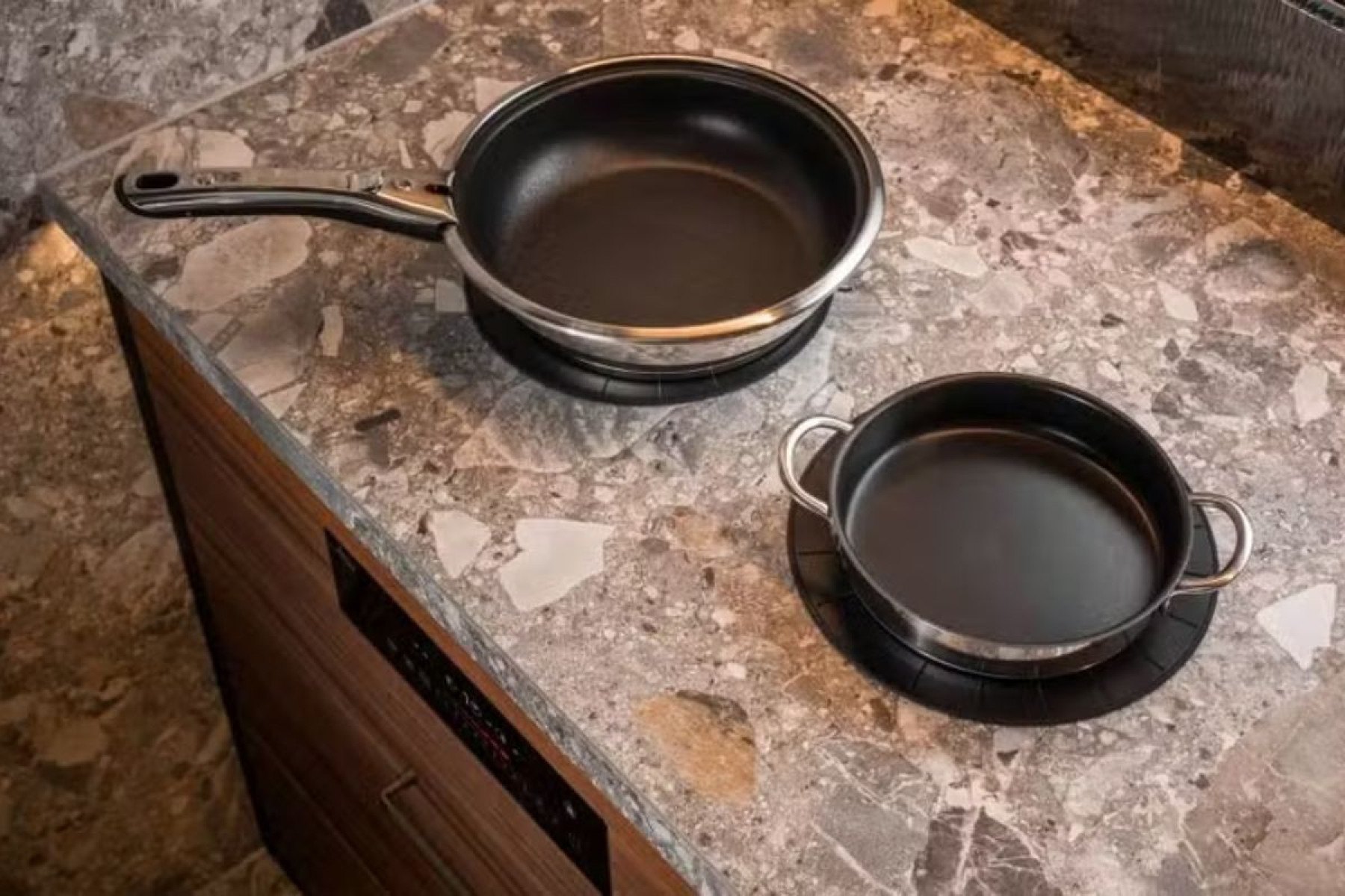 Ele funciona como qualquer outro cooktop normal, porém com algumas funcionalidades a mais cooktop invisível