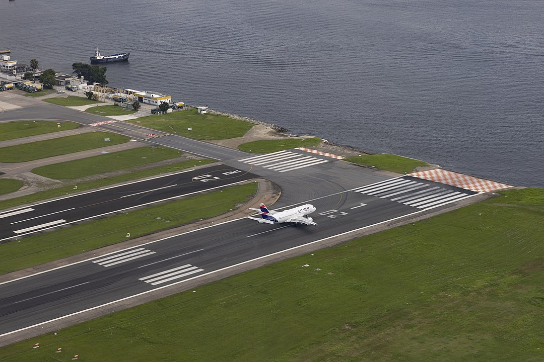 À beira da Baía de Guanabara, o aeroporto tem pista curta e que dá direto nas águas. Por causa desse perigo, a Gol chegou a desenvolver com a Boeing um sistema de freios mais eficientes para aumentar a segurança nos pousos.  