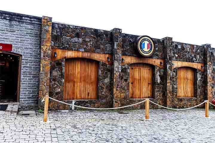 Entre Gramado e Canela, a Jolimont, por exemplo, impressiona com seus vinhedos emoldurados por montanhas. A experiência mais popular é o tour com visitação e degustação de sete rótulos, acompanhados de queijos, salames e outros frios.-Divulgação