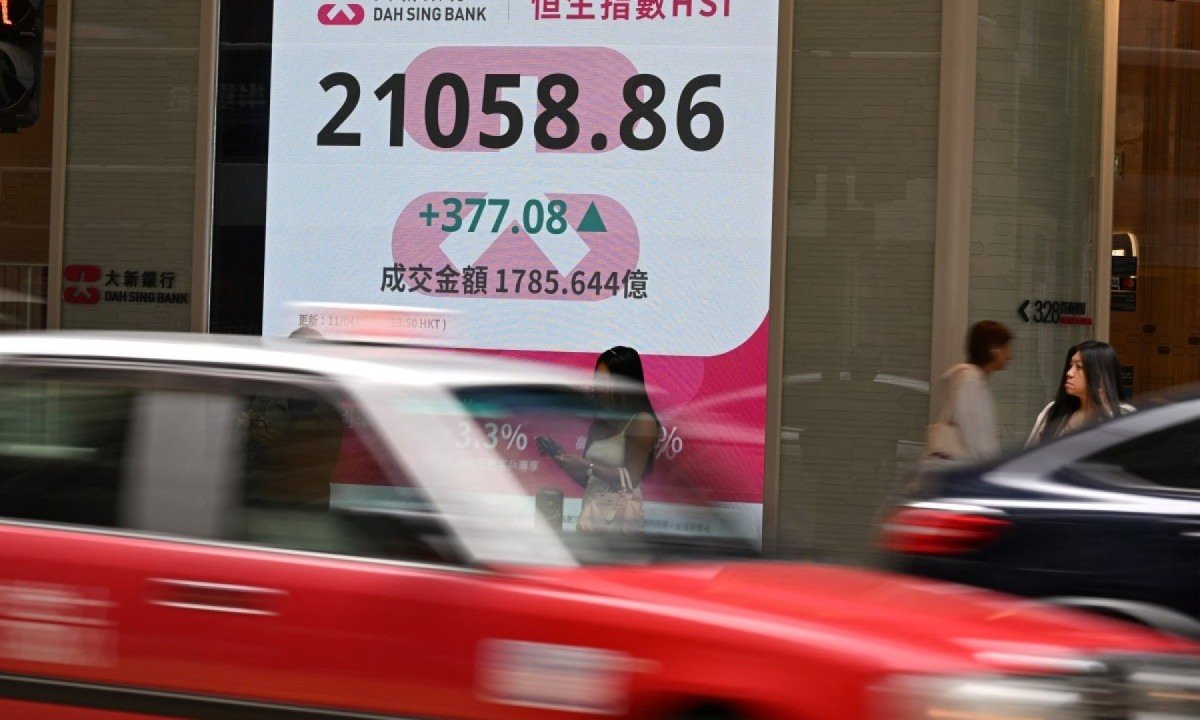 Painel eletrônico exibe o Índice Hang Seng em Hong Kong, em 11 de abril de 2025. Nervosismo contínuo sobre tarifas americanas atingiu ações asiáticas no início do pregão de hoje
       -  (crédito: Peter PARKS / AFP)