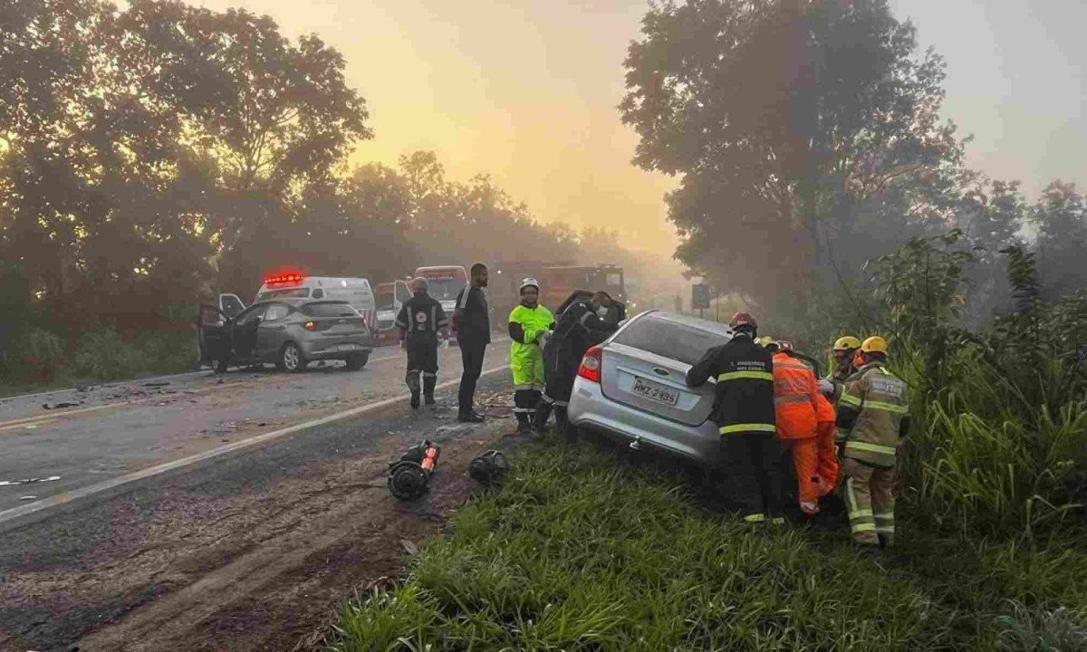 Batida entre três carros deixa feridos e um morto na BR-040 Batida entre três carros deixa feridos e um morto na BR-040