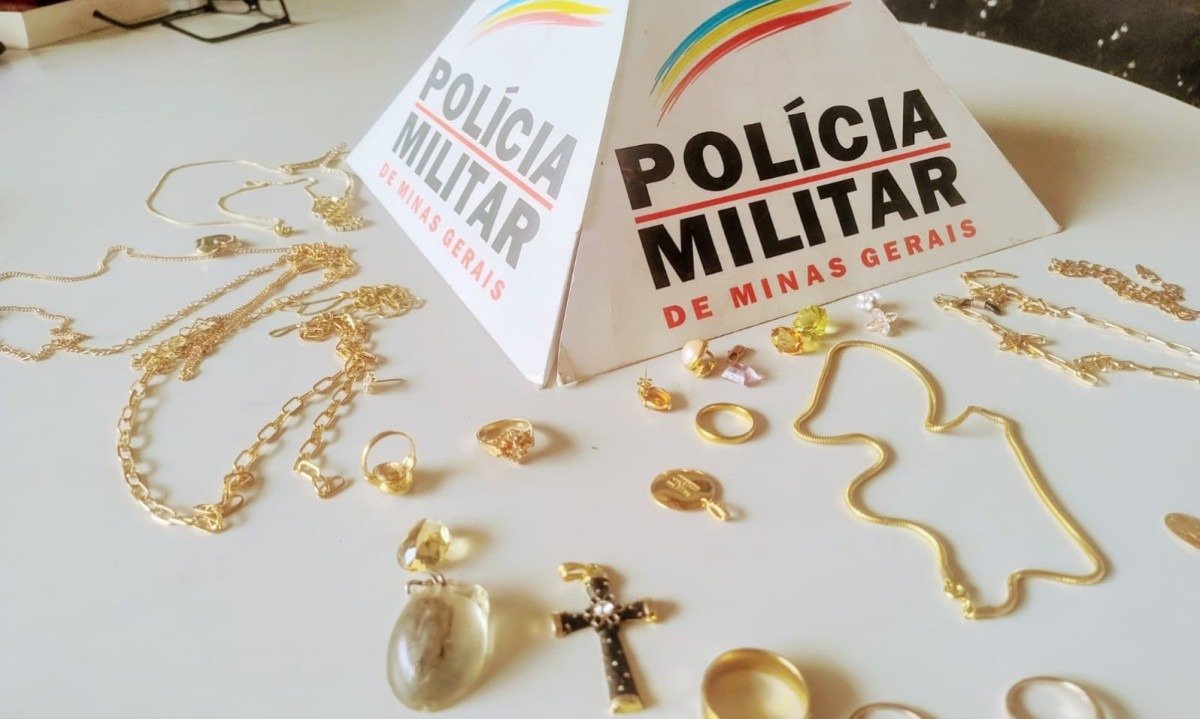 Parte das joias foi encontrada escondida na casa da funcionária -  (crédito: Polícia Militar/Divulgação)