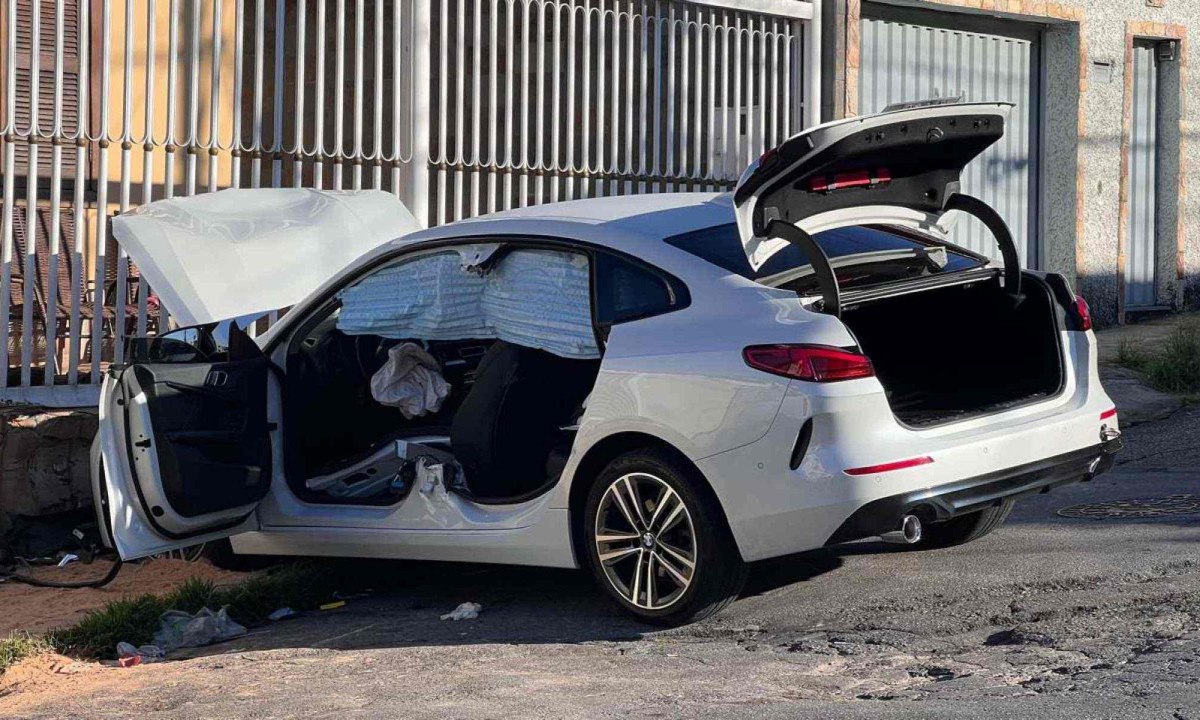 O carro ainda estava no eio da Rua Perdizes esperando per&iacute;cia na manh&atilde; de sexta-feira (11/4) -  (crédito: Edésio Ferreira/EM/D.A. Press)