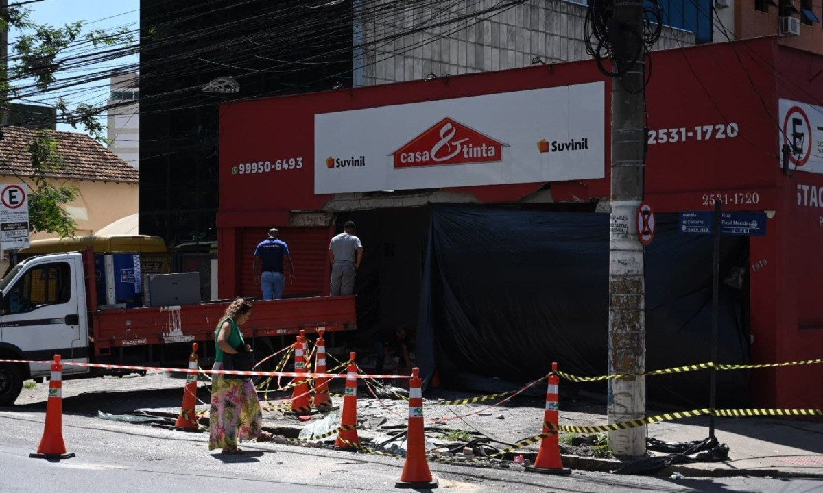 Defesa Civil interditou loja que foi atingida por dois ônibus na Avenida do Contorno -  (crédito: Leandro Couri/E.M./D.A. Press)