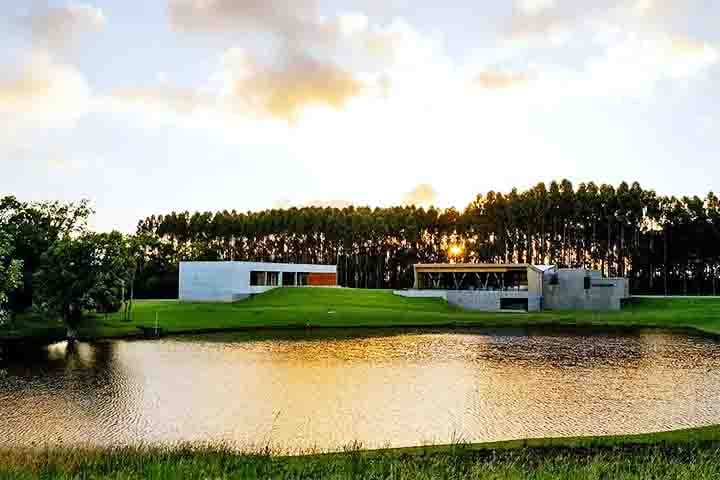 A Monte Astral, em Farroupilha (RS), uma das mais novas vinícolas da Serra Gaúcha, adota práticas biodinâmicas na produção de vinhos com mínima intervenção. Além do tour com degustação e visita à produção, oferece refeições no restaurante Ostara, com vista para o lago.- Divulgação