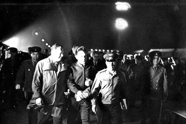 Komarov era piloto de testes da Força Aérea, engenheiro aeroespacial e se tornou cosmonauta em 1960, Esteve no primeiro grupo de homens selecionados para o programa espacial soviético, junto com Yuri Gagarin e Gherman Titov, os dois primeiros homens em órbita da Terra.